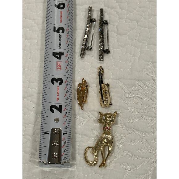 Lot 8 VTG Brooches Pins Cameo Violin Cat Leaf Rhinestone Lucky Horseshoe Event - Picture 4 of 9